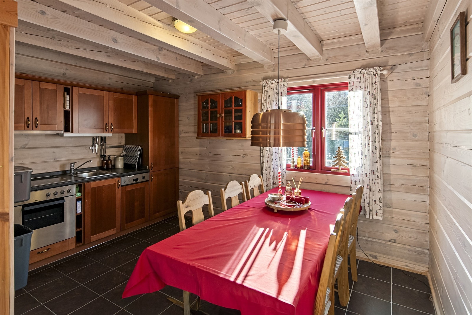 Her er god plass til familie og venner til et hyggelig måltid Galleribilde