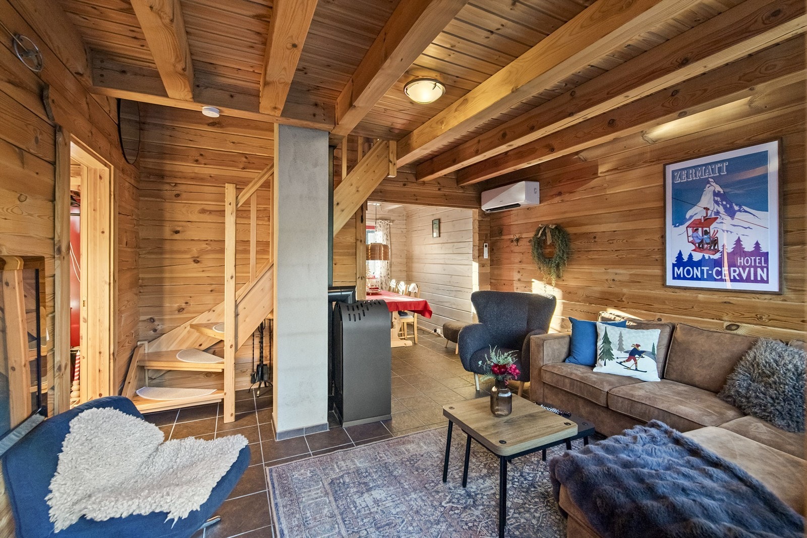 Kjøkken og stue ligger i delvis åpen løsning Galleribilde