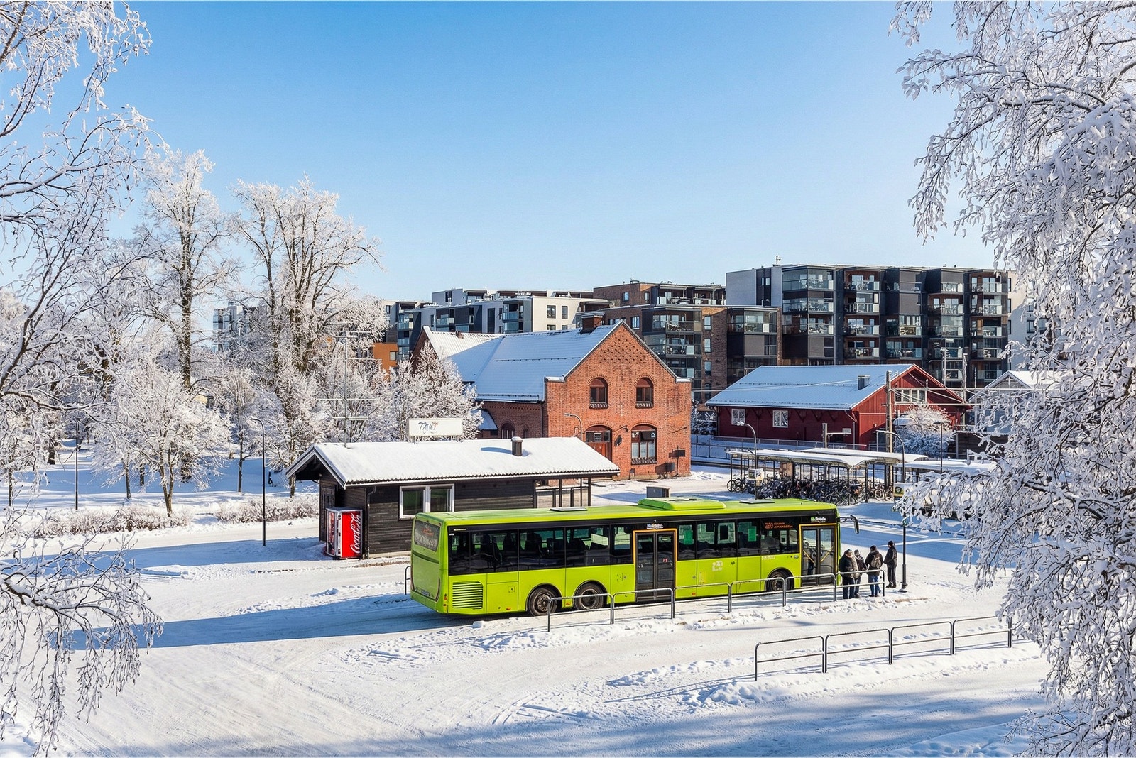 Det er gangavstand til Jessheim sentrum og togstasjonen. Fra stasjonen er det flere avganger i timen i retning Gardermoen, Kløfta, Årnes, Fenstad og Nannestad/Maura m.m. Galleribilde