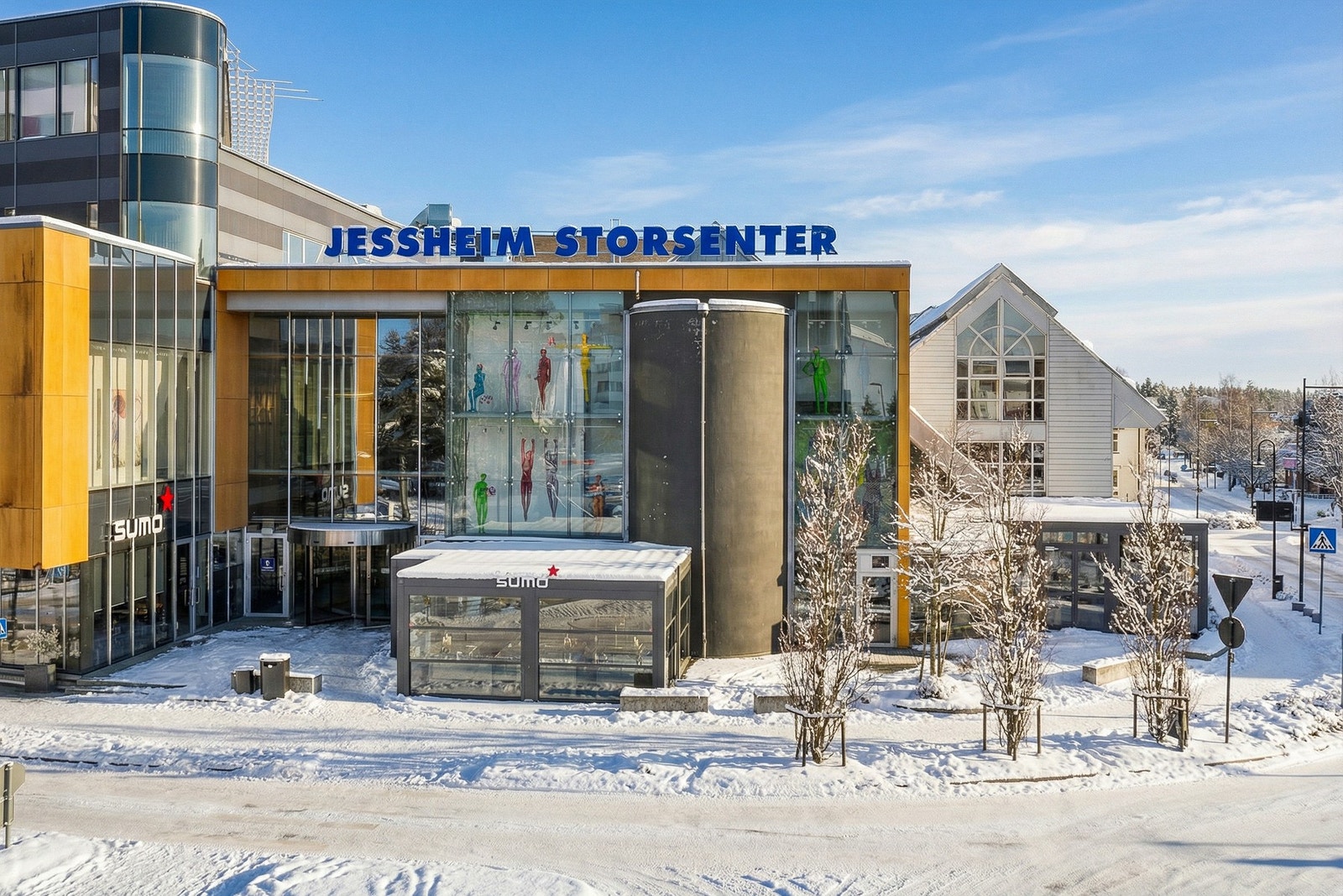 Jessheim Storsenter er Øvre Romerikes største kjøpesenter med over 140 butikker og serveringssteder, og ligger kun 15 min gange fra leiligheten. Galleribilde