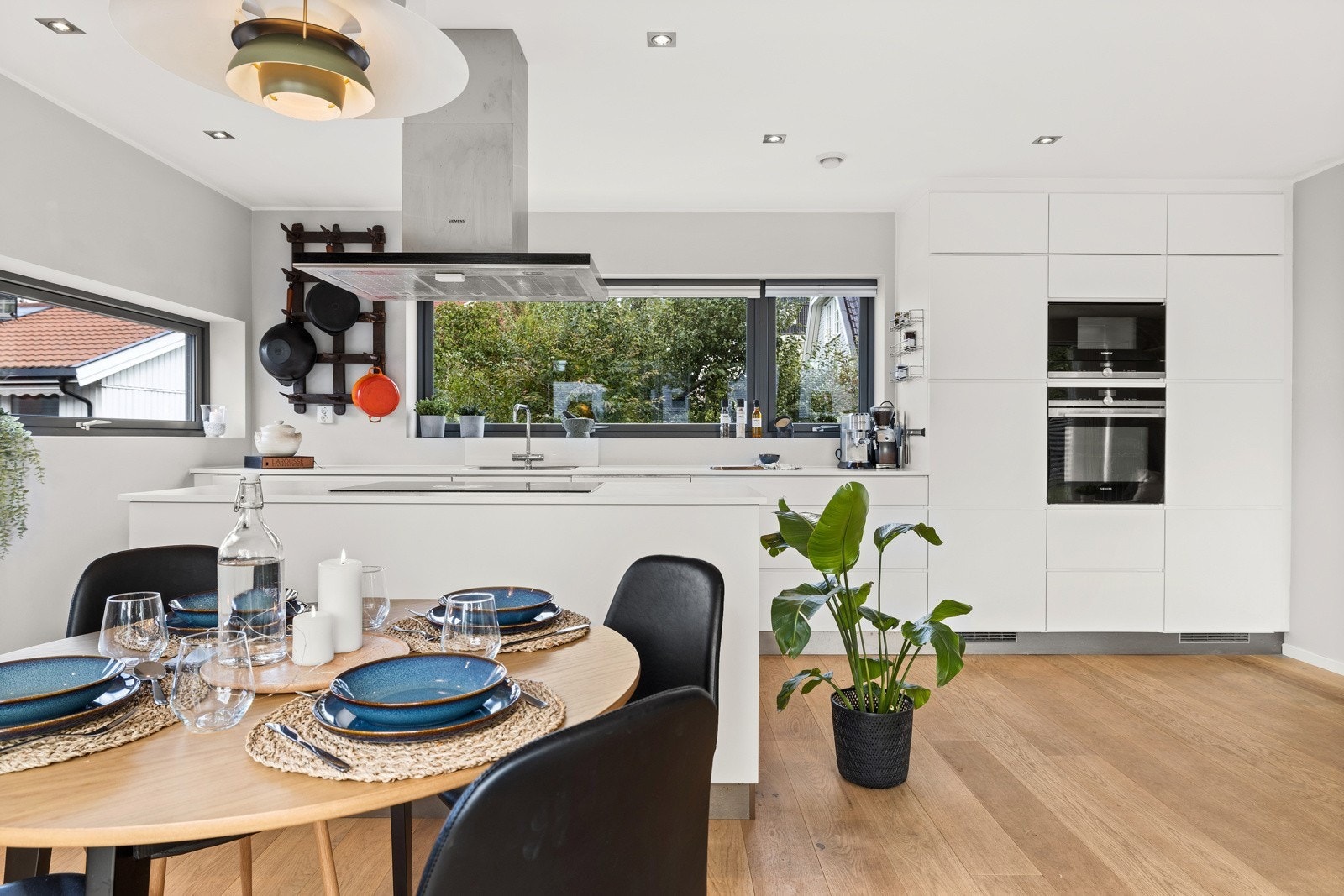 Stue og kjøkken - alle hvitevarer er integrert - Galleribilde