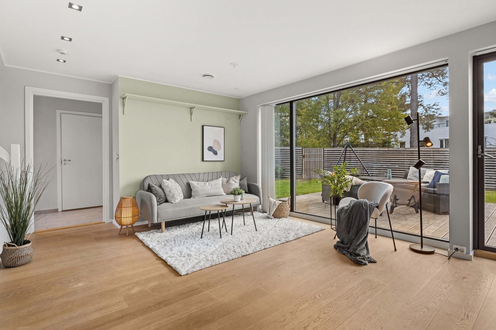 Stue med utgang til markterrase og hage Galleribilde