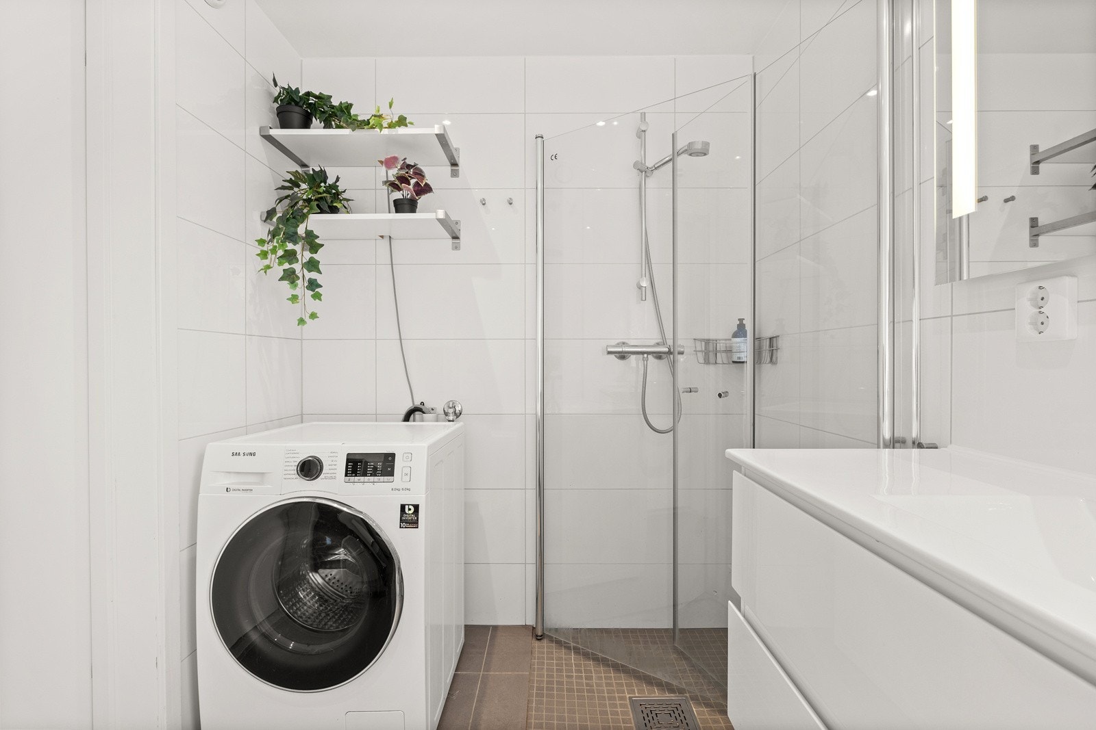 Baderom med vaskemaskin Galleribilde