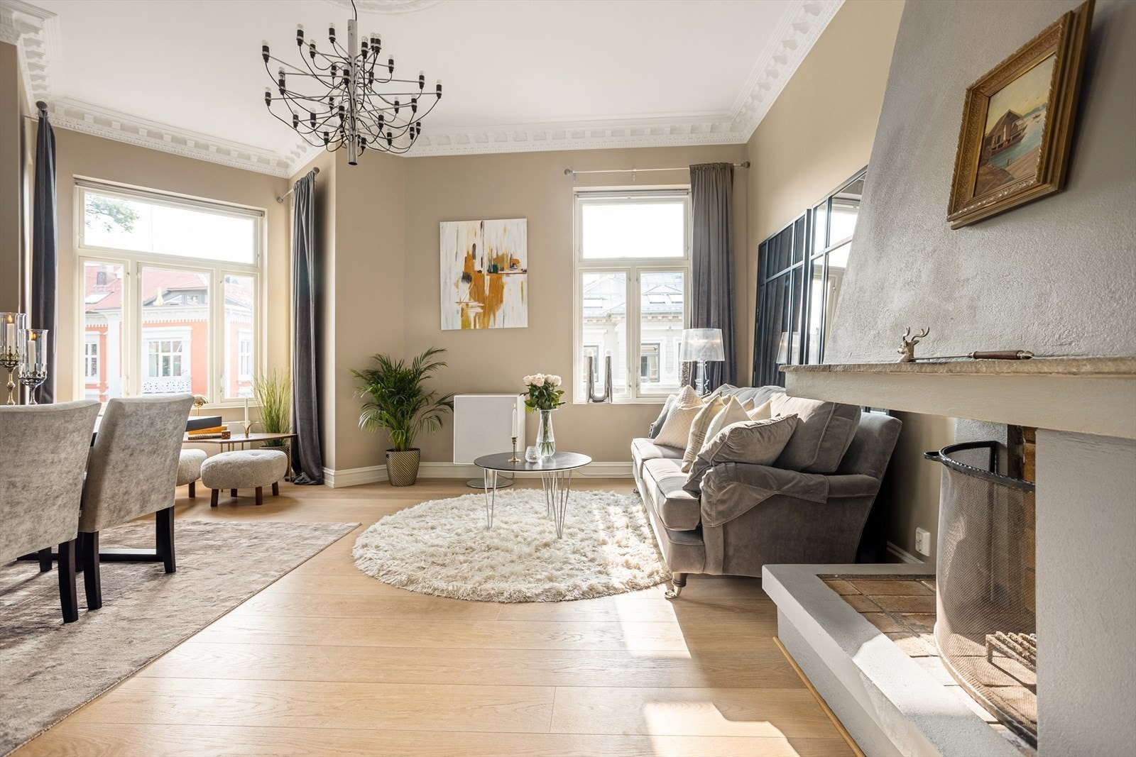 Stuen har store vindusflater og god takhøyde på 3,2 meter som gir en luftig romfølelse Galleribilde