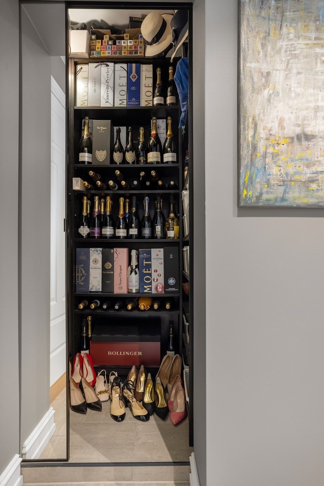 Omkledningsrom/ vaskerom med opplegg for vaskemaskin Galleribilde