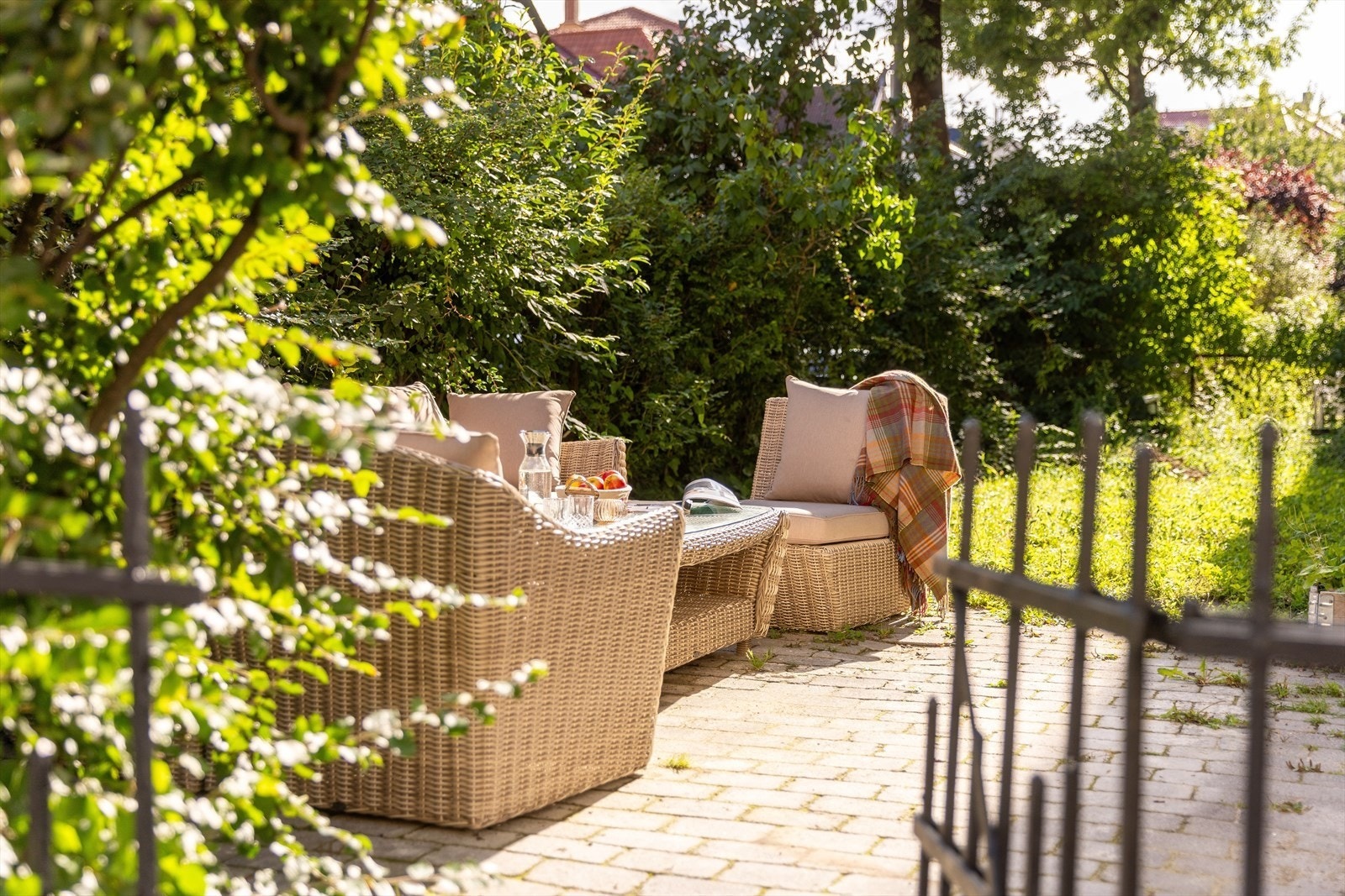 Hyggelig felles hage med sittegrupper Galleribilde