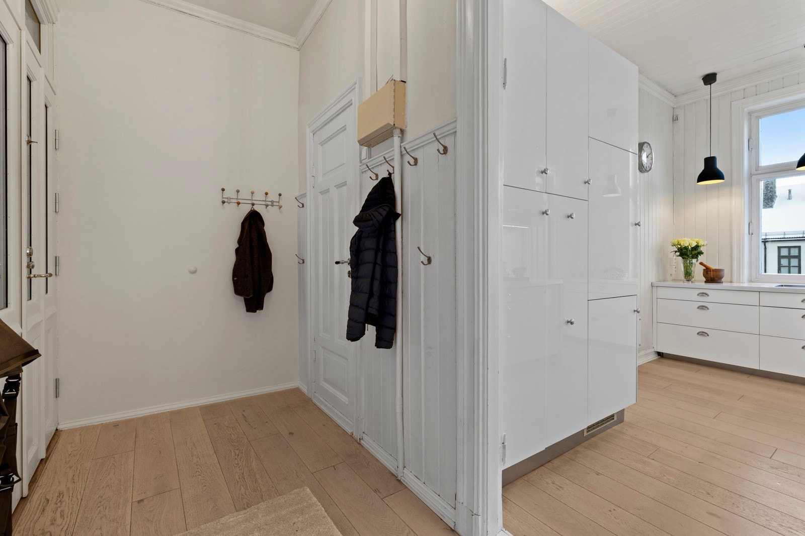 Fra stuen er det videre til en gang som fører til kjøkkenet. Galleribilde