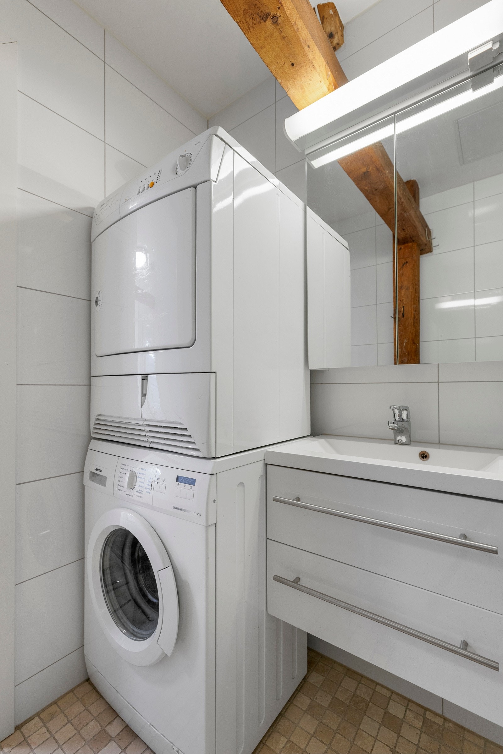 Badet har opplegg for både vaskemaskin og tøkretrommel. Galleribilde