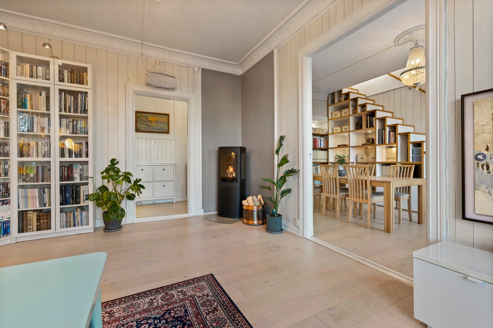 Klasisk stue med takhøyde på 2,95m, peis, rosett og stukkatur. Galleribilde