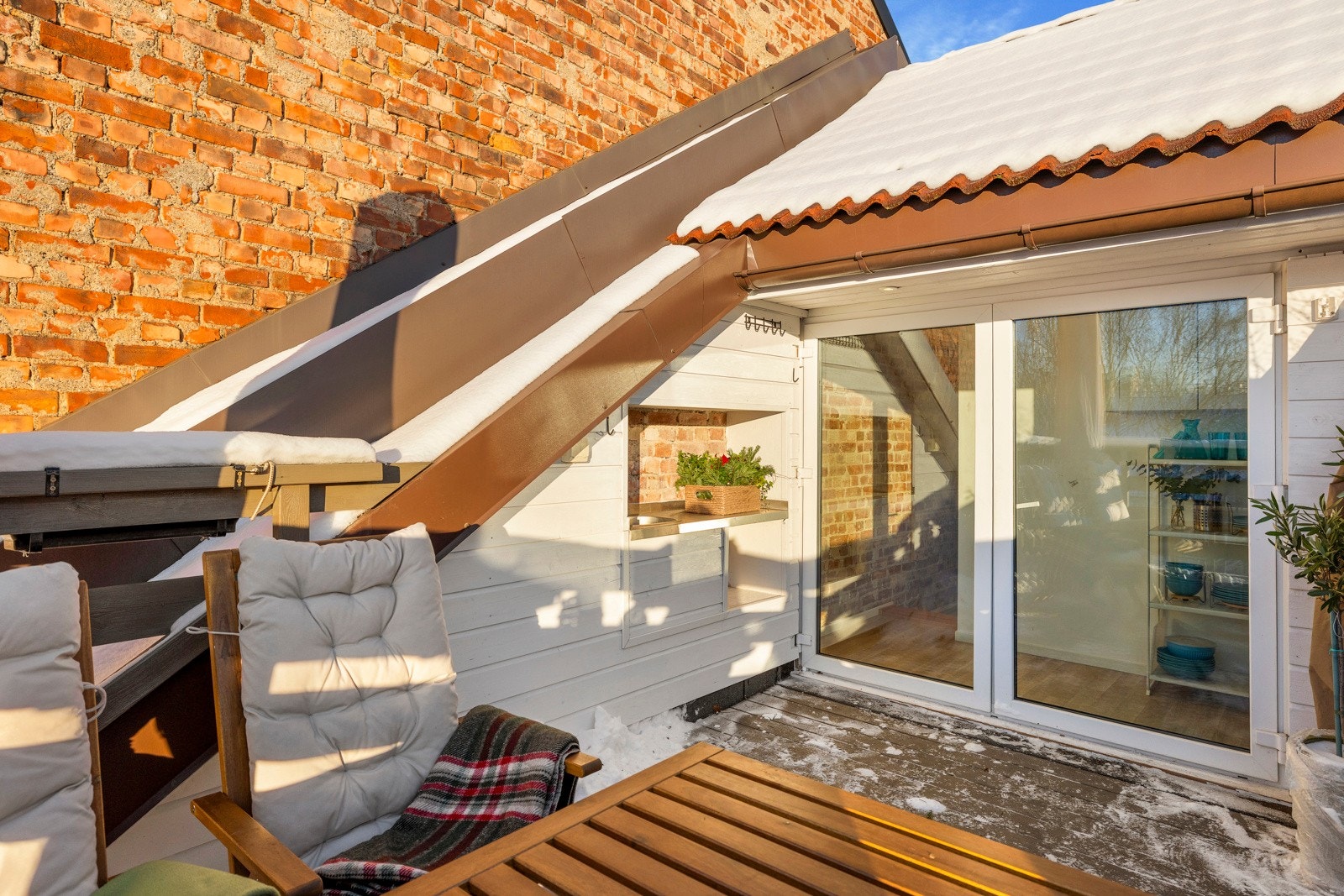 Takterrassen har god plass til møblering, i tillegg er det lagt opp kaldt og varmt vann som gjør sommer halvåret med grilling enda enklere. Galleribilde