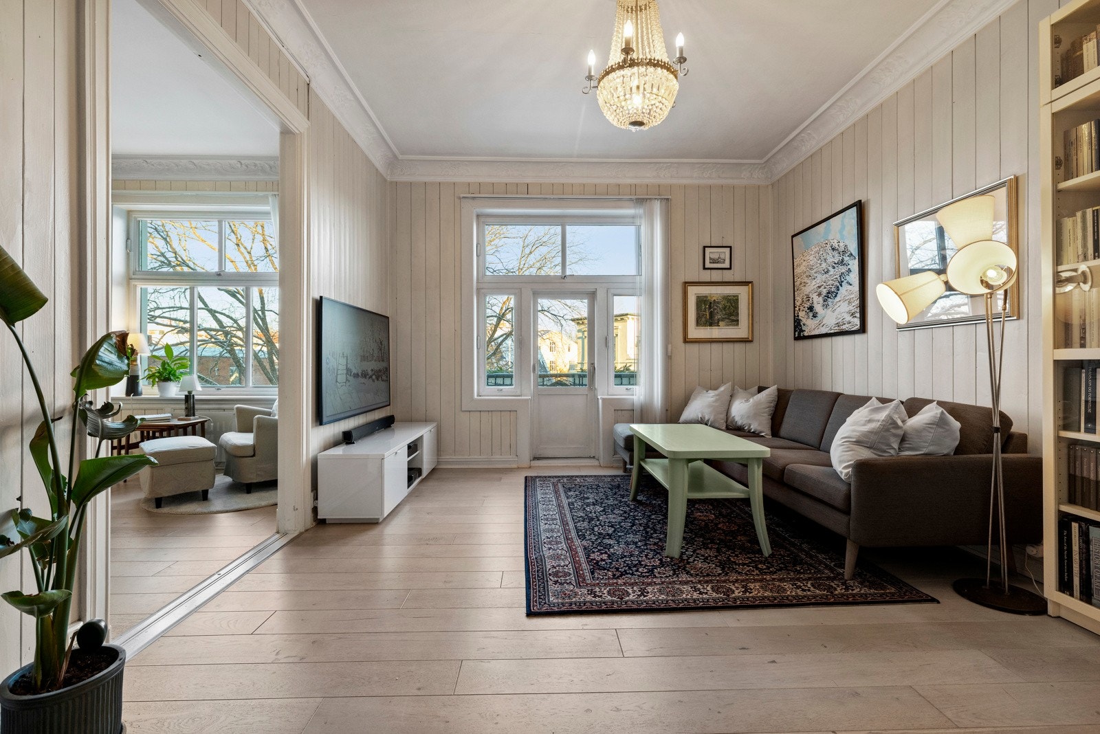 Luftig stue med store vindusflater som slipper inn godt med naturlig lys, og skaper en god atmosfære. Galleribilde