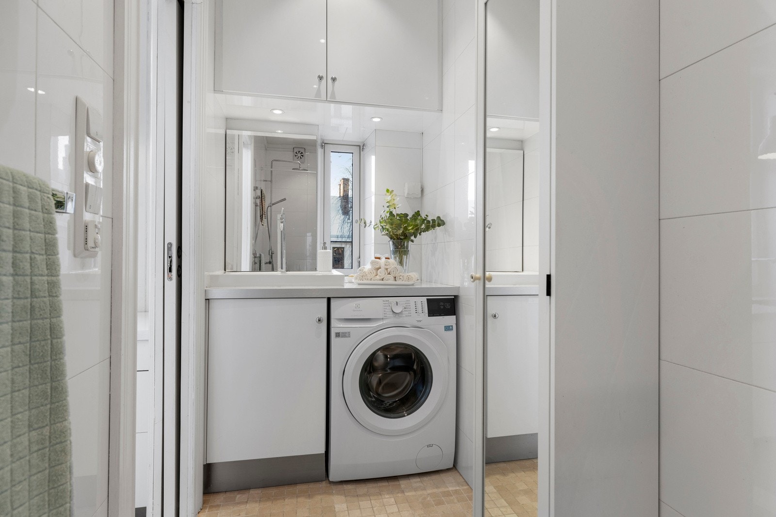 Flislagt bad fra 2009 med adkomst fra kjøkkenet. Galleribilde