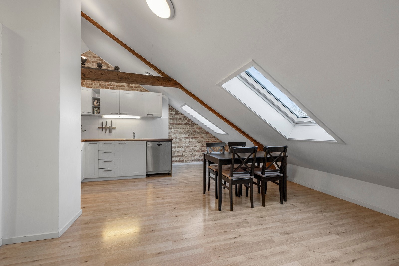 Her er det også plass til spisebord som gir en naturlig og fin inncdlinv av oppholdsrommet. Galleribilde