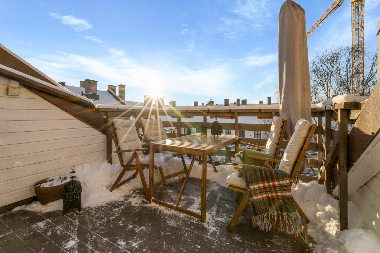 Balkongen vender mot hyggelig bakgård og grønne områder. Galleribilde