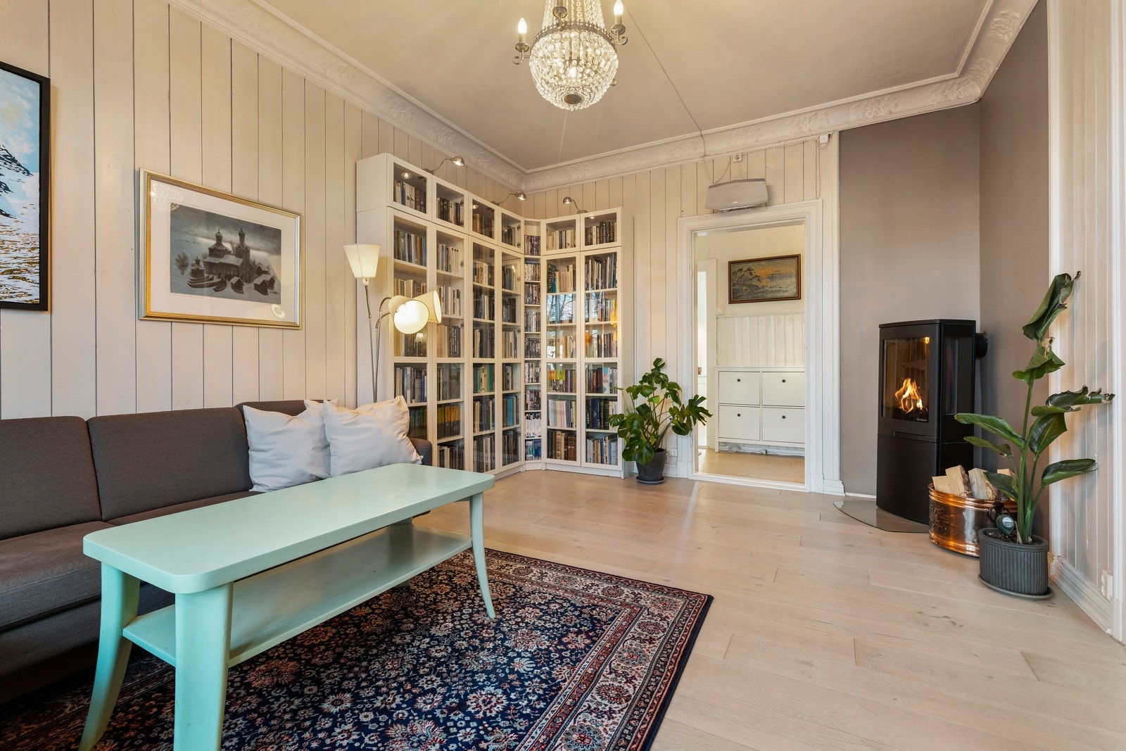 Sentralt i stuen er det plassert en hyggelig peisovn som gir godt med varme og hyggelige stunder på de kaldere dagene. Galleribilde