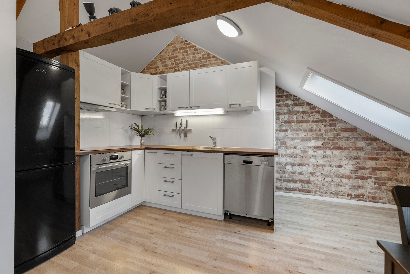 Kjøkken fra 2013 med åpen løsning mot stuen. Galleribilde