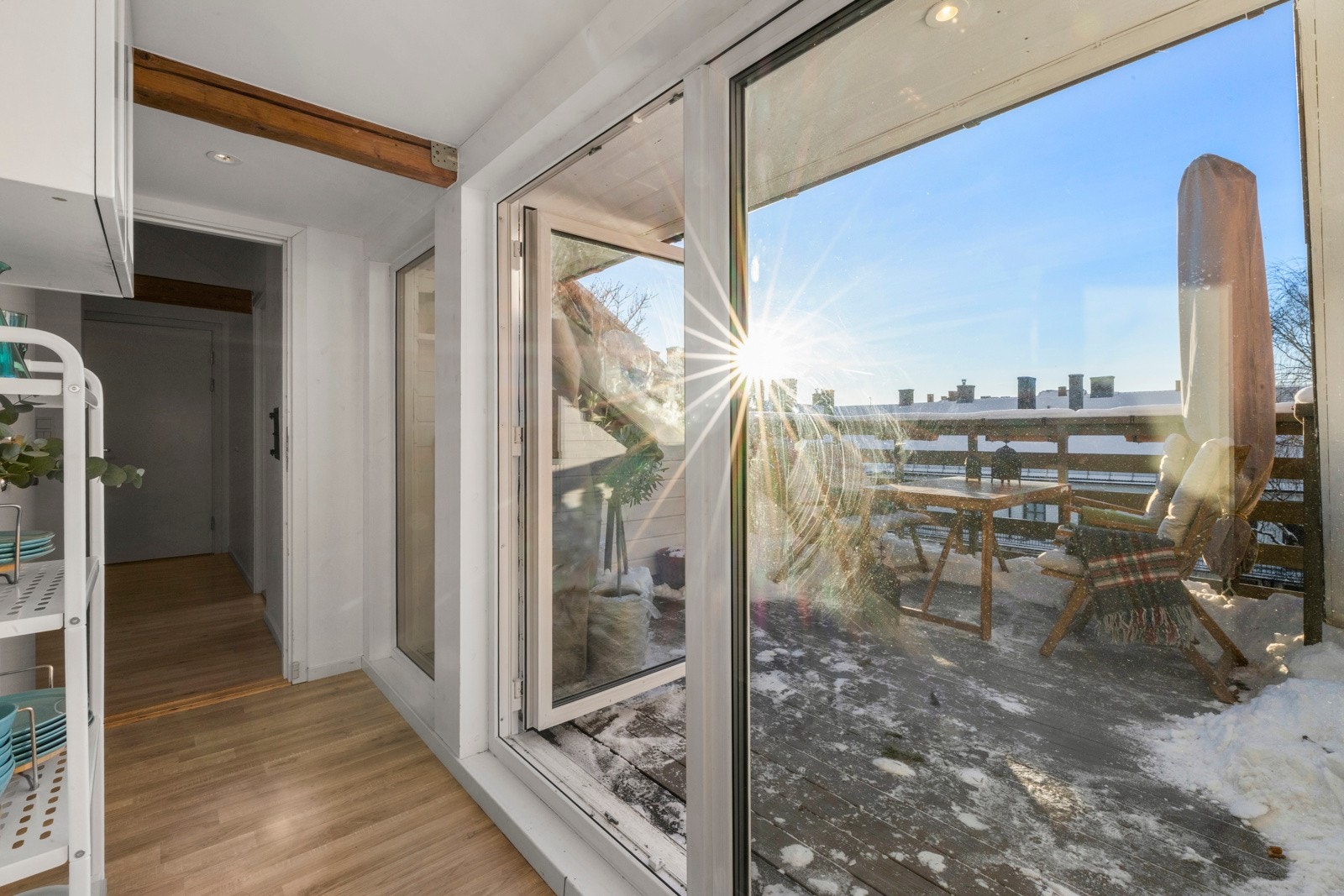 Stor vestvendt takterreasse på 12 m² med gode solforhold og ingen gjenboere. Galleribilde