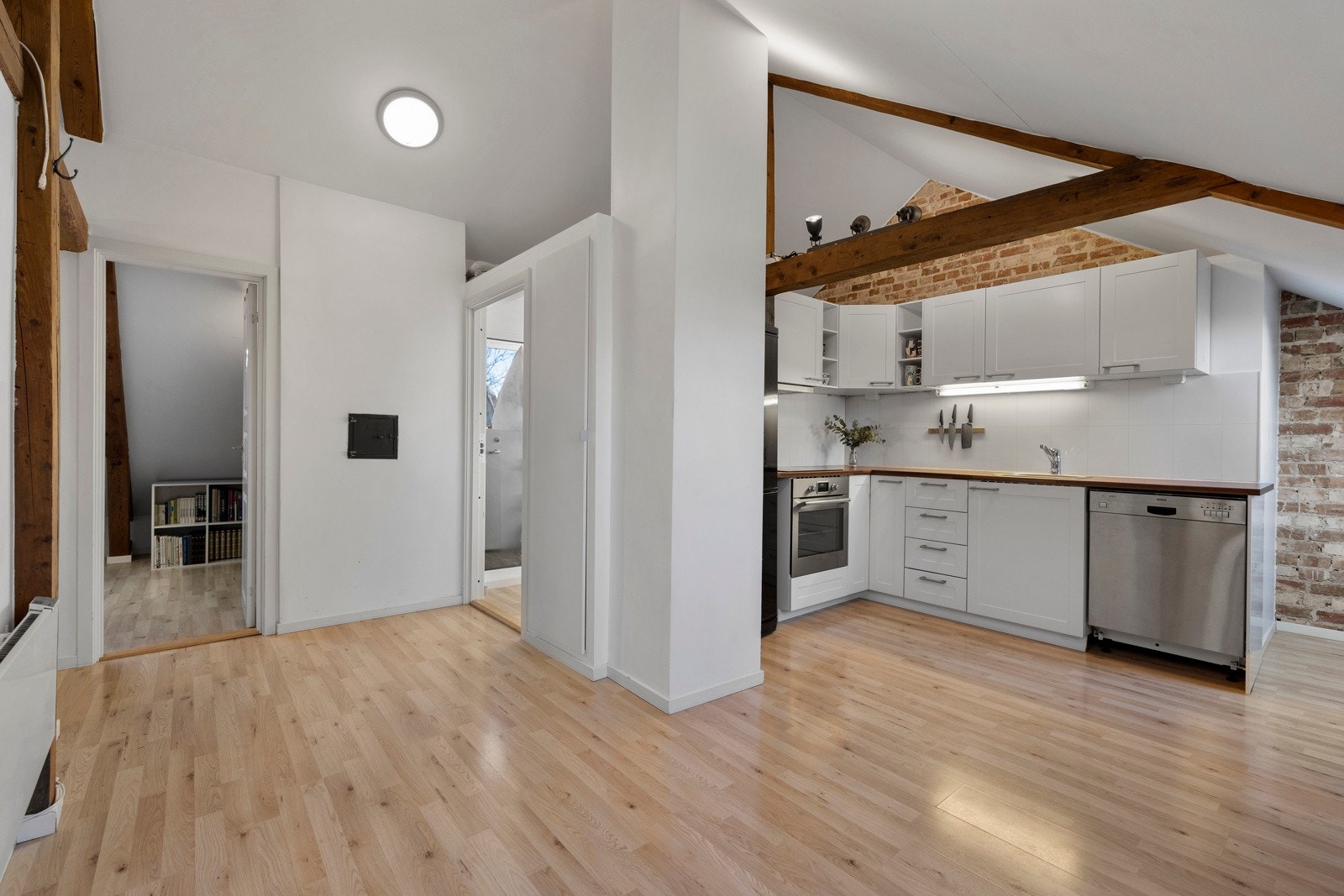 Loftsetasjen har god arealutnyttelse med kjøkken og stue i ett og samme rom. Galleribilde