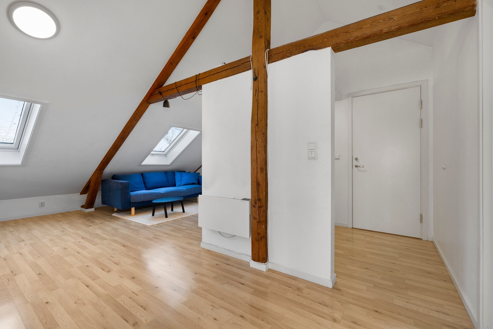 Romslig entré som ligger i tilknytning til de øvrige rommene i etasjen, og her er det adkomst til bad. Galleribilde