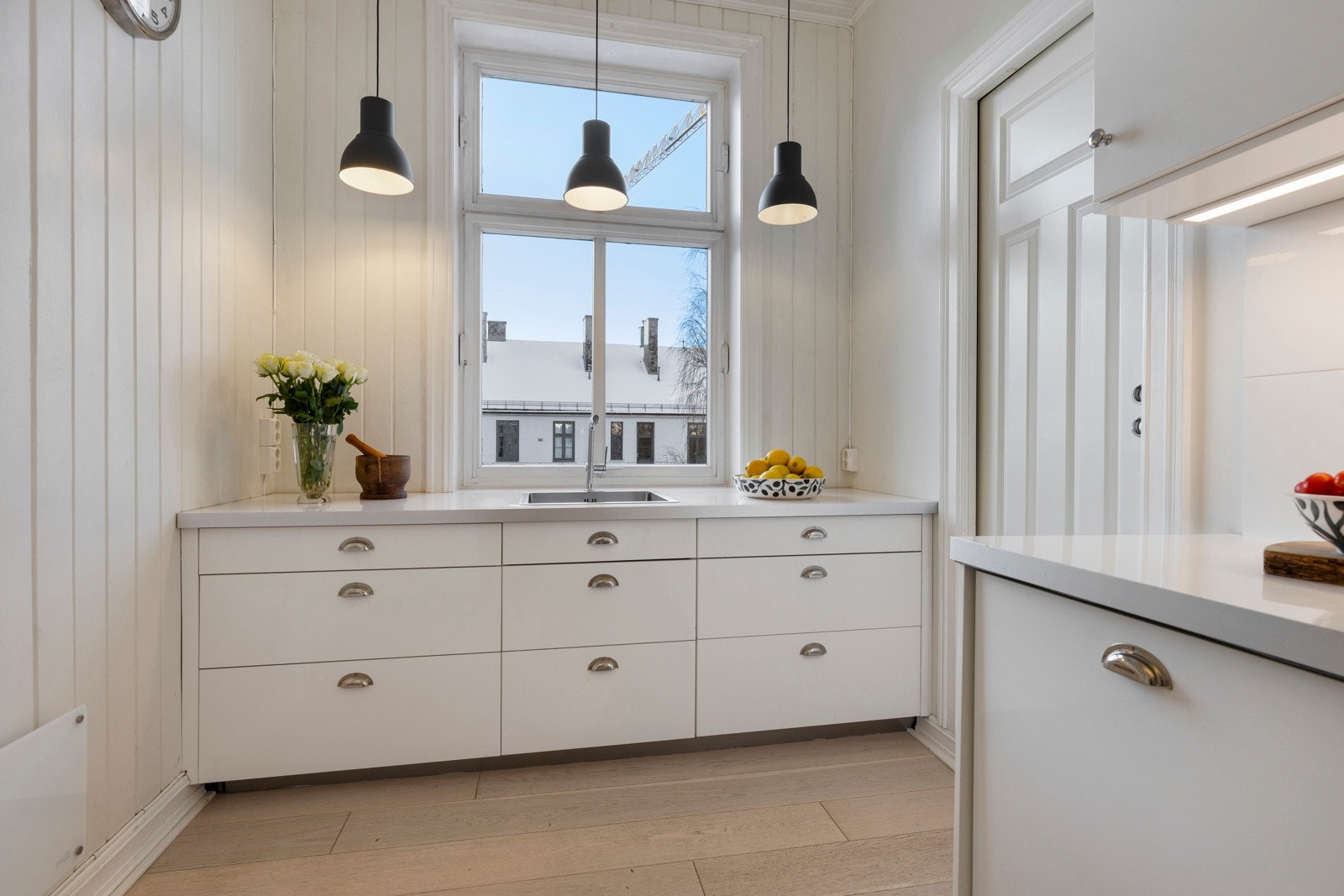 Kjøkkeninnredningen har slette fronter og her er det bra med benkeplass samt gode oppbevaringsmuligheter i under- og enkelte overskap Galleribilde