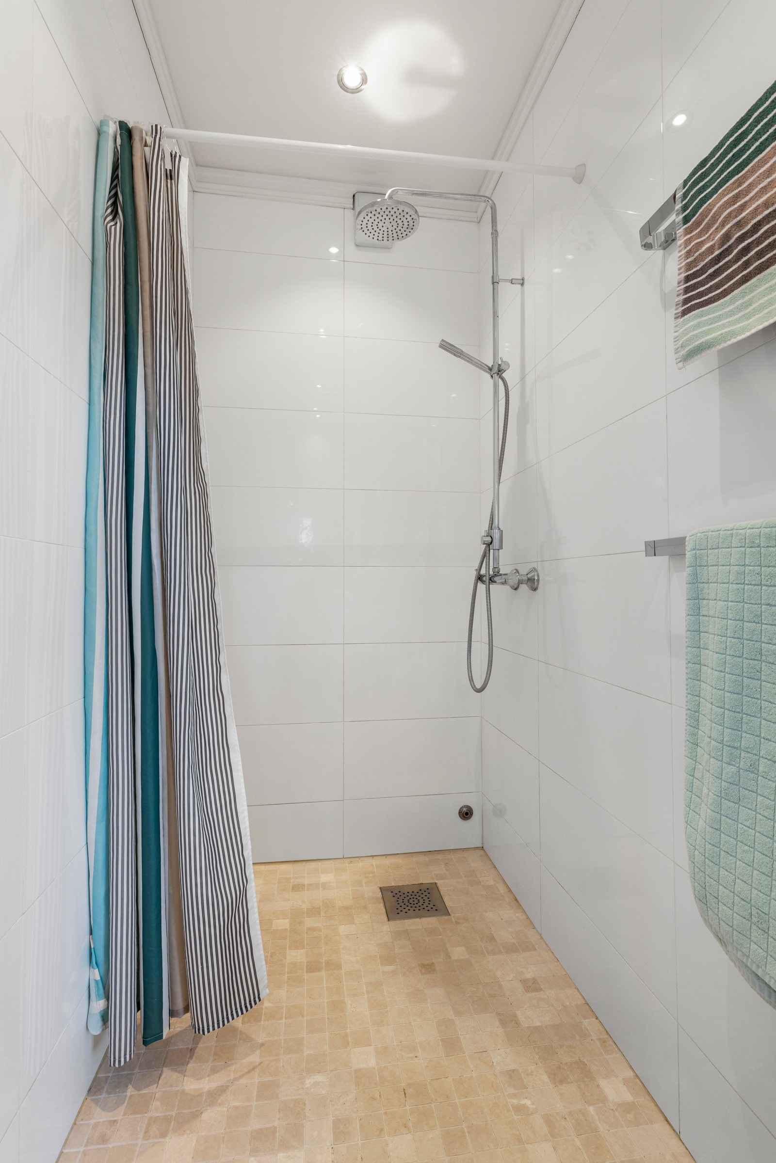 Badet har opplegg for vaskemaskin under benkeplaten og det er mekanisk avtrekk via egen vifte. Galleribilde