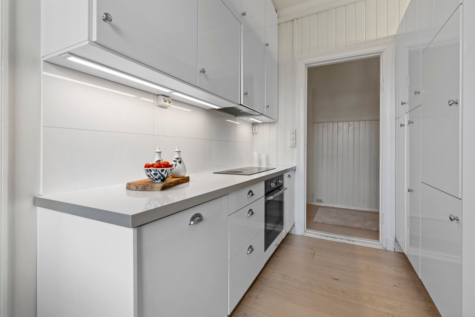 Det integrerte hvitevarer som oppvaskmaskin, platetopp og stekeovn. Galleribilde