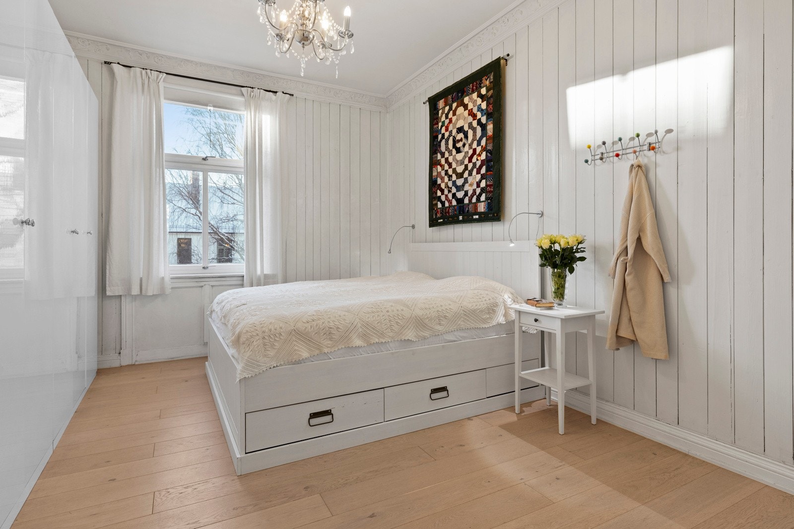 Soverommet er romslig og har god plass til dobbeltseng og nattbord på hver side. Galleribilde