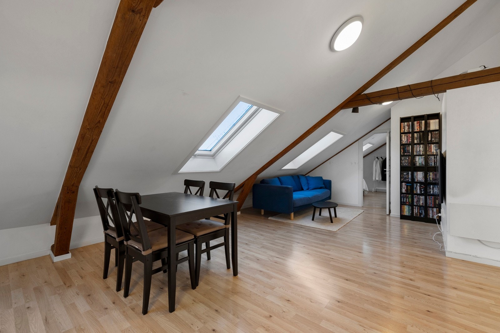 Stuen er romslig og flott opplyst med store vindusflater som gir rikelig med naturlig lys, og skaper en god atmosfære. Galleribilde