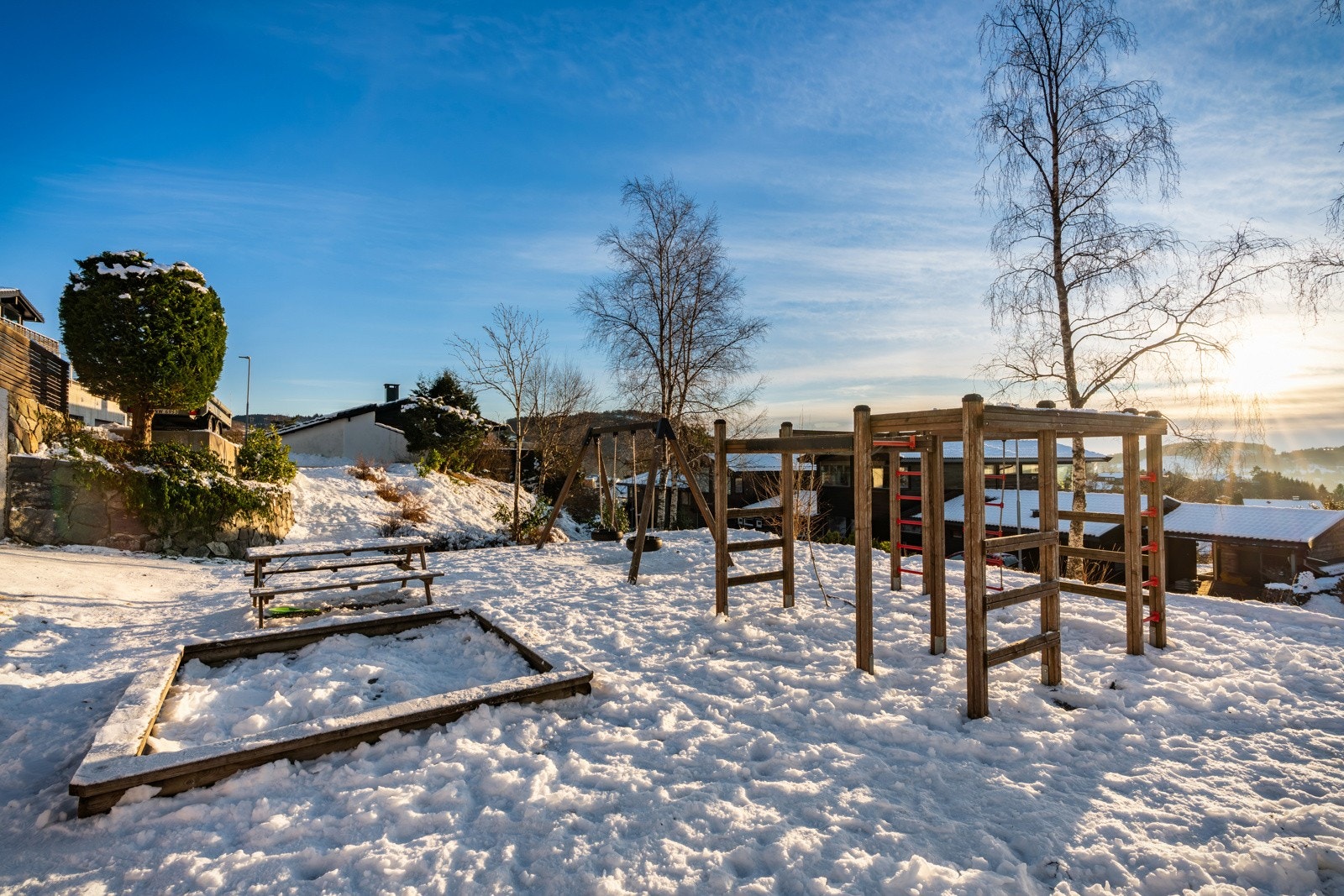 - Fra kjøkkenvinduet har du oversikt over lekeplassen. Her kan barna leke trygt mens enn lager middag - Galleribilde