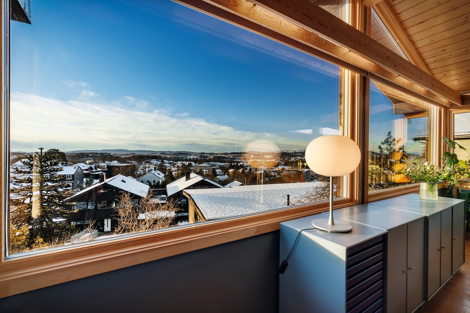 - Fra stuen får du en nydelig utsikt gjennom store vindusflater som slipper inn rikelig med lys og skaper en luftig romfølelse - Galleribilde