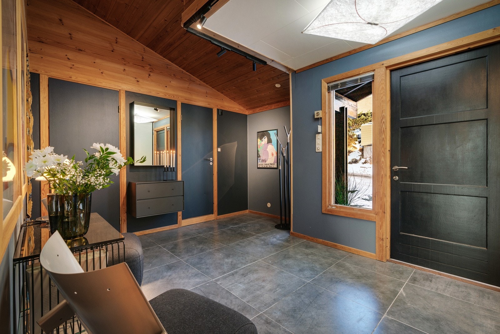 - I hovedetasjen møtes du av en stor entré med rikelig plass til garderobe og oppbevaring - Galleribilde