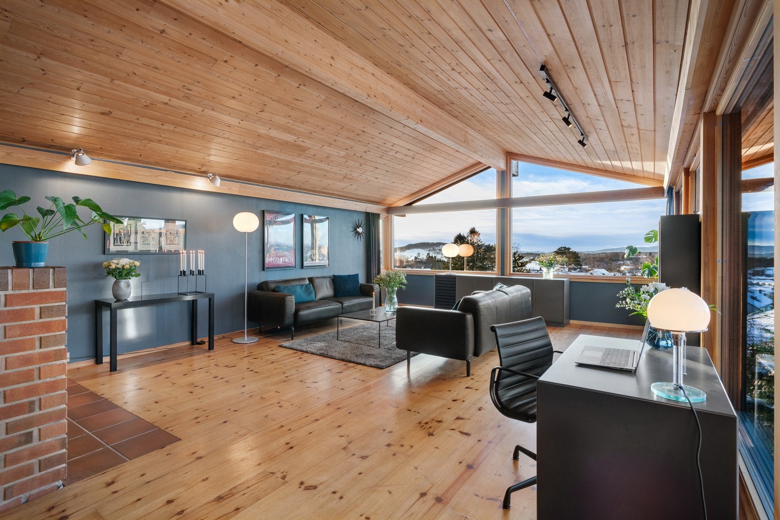 - Svært romslig stue/spisestue med peis - et naturlig samlingspunkt - Galleribilde