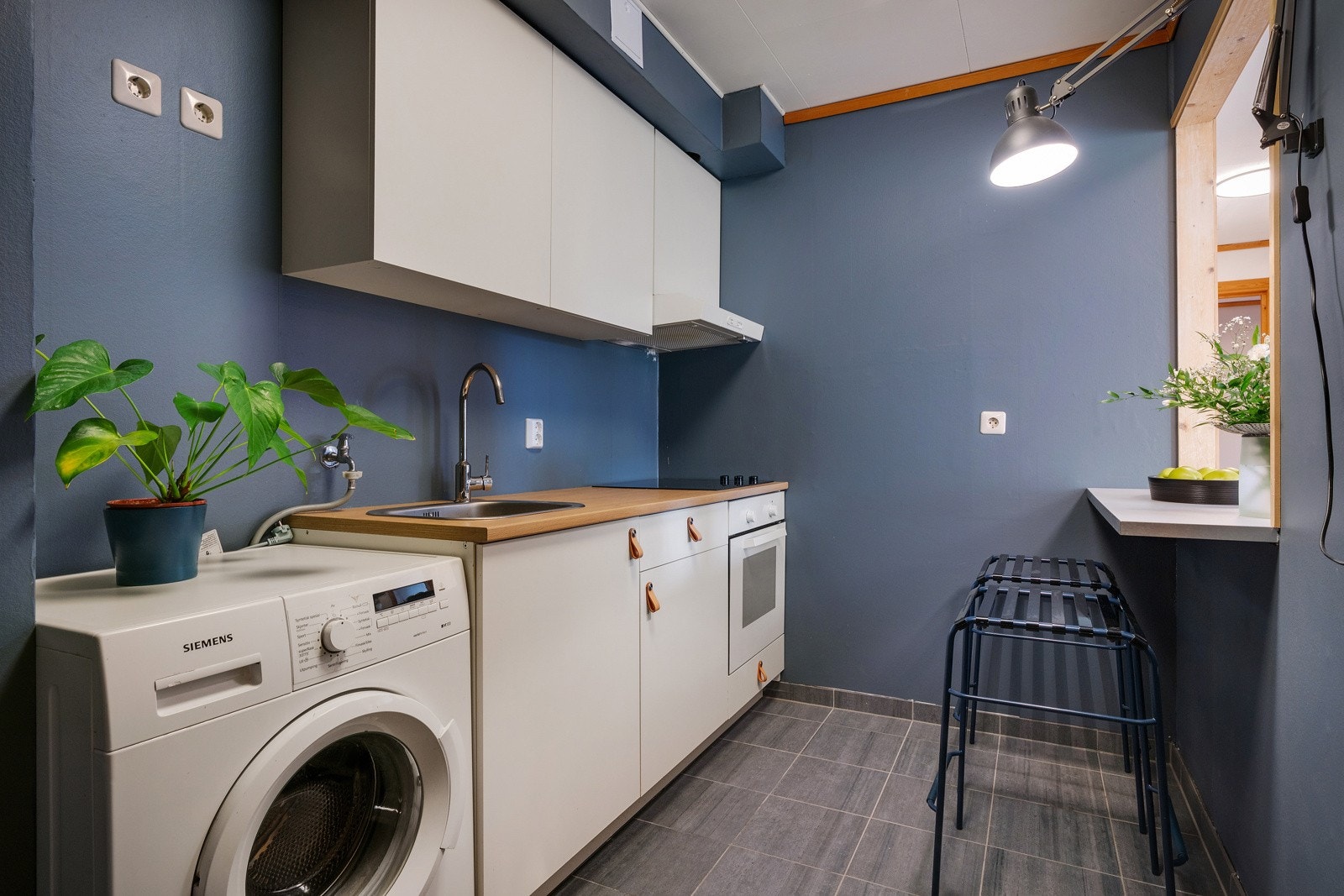 - Praktisk vaskerom med god plass til klesvask og ekstra arbeidsflate - Galleribilde