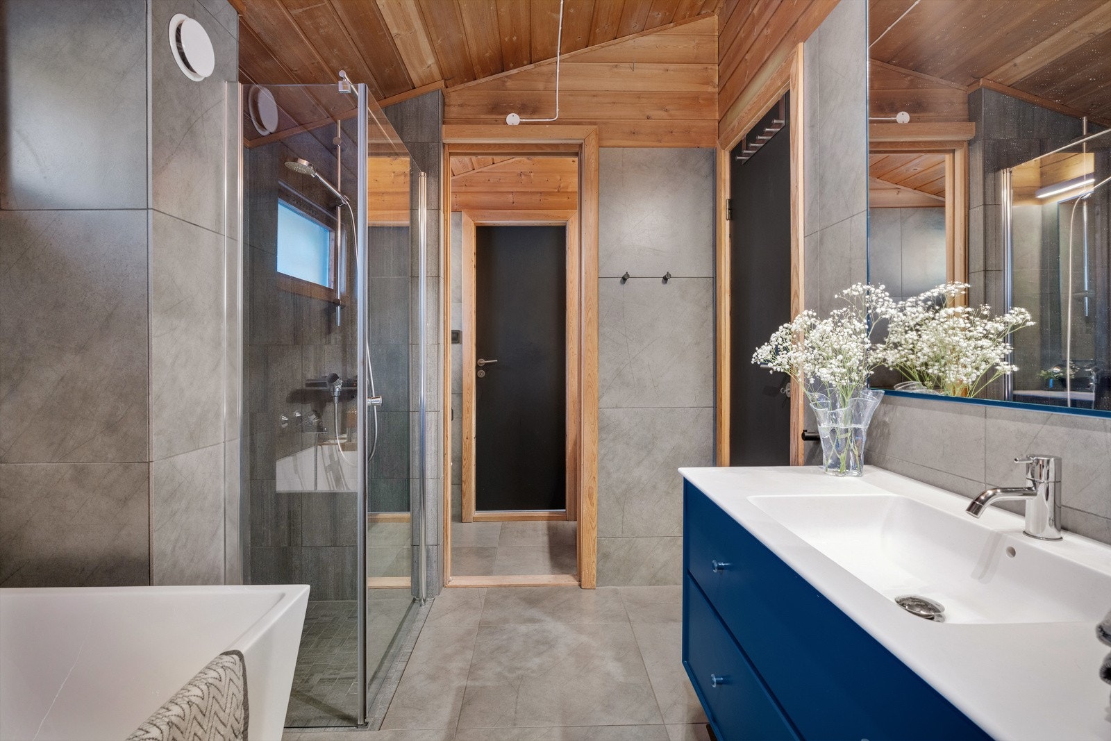 - Praktisk med både badekar og dusj - Galleribilde