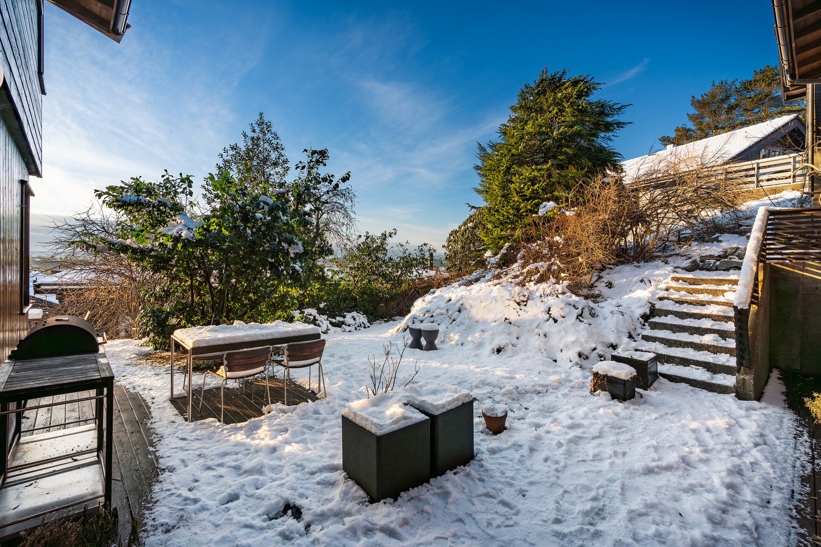 - Stor terrasse på 43 kvm i tilknytning til hagen - Galleribilde