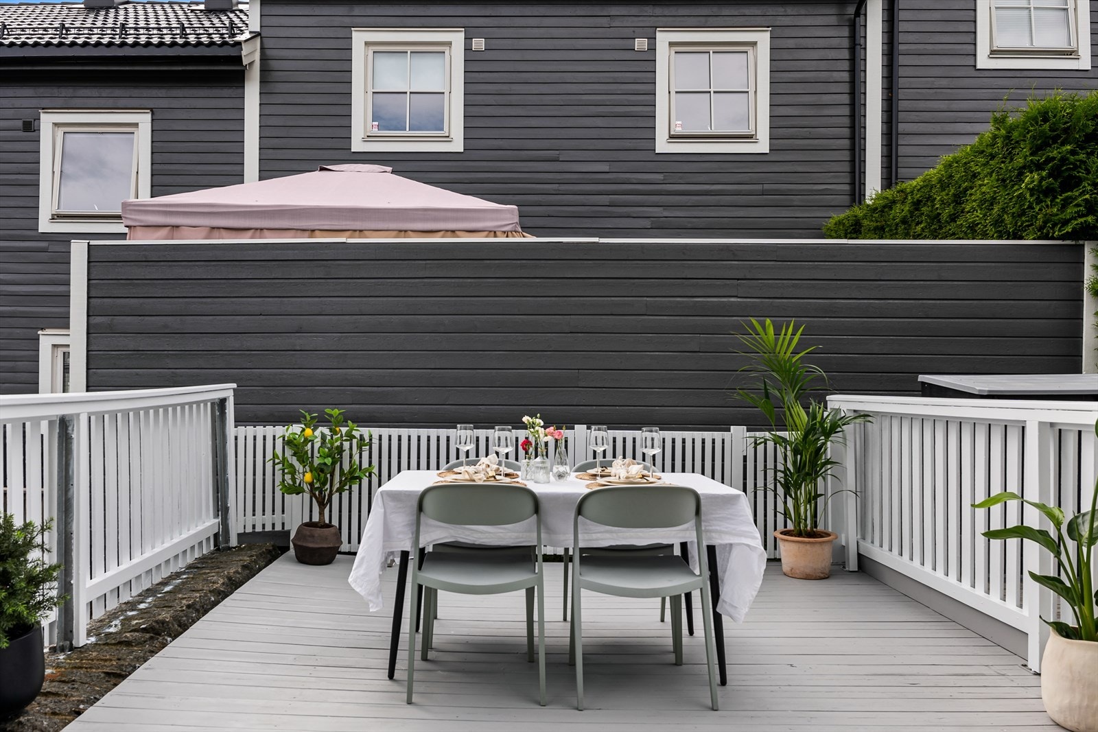 Sydvestvendt markterrasse med meget gode solforhold. Galleribilde