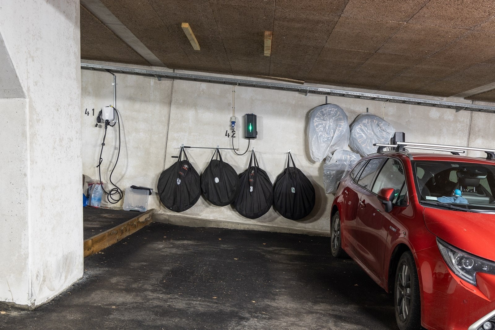 Boligen disponerer garasjeplass med el-billader i felles garasjeanlegg. Galleribilde