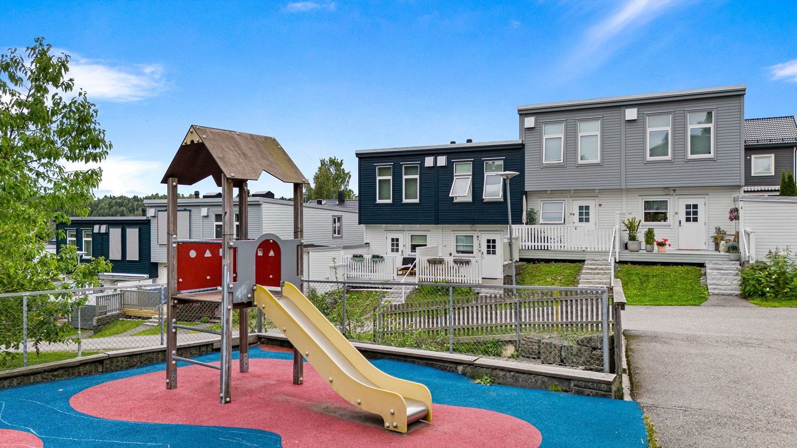 Hyggelig fellesareal med lekeplass. Galleribilde