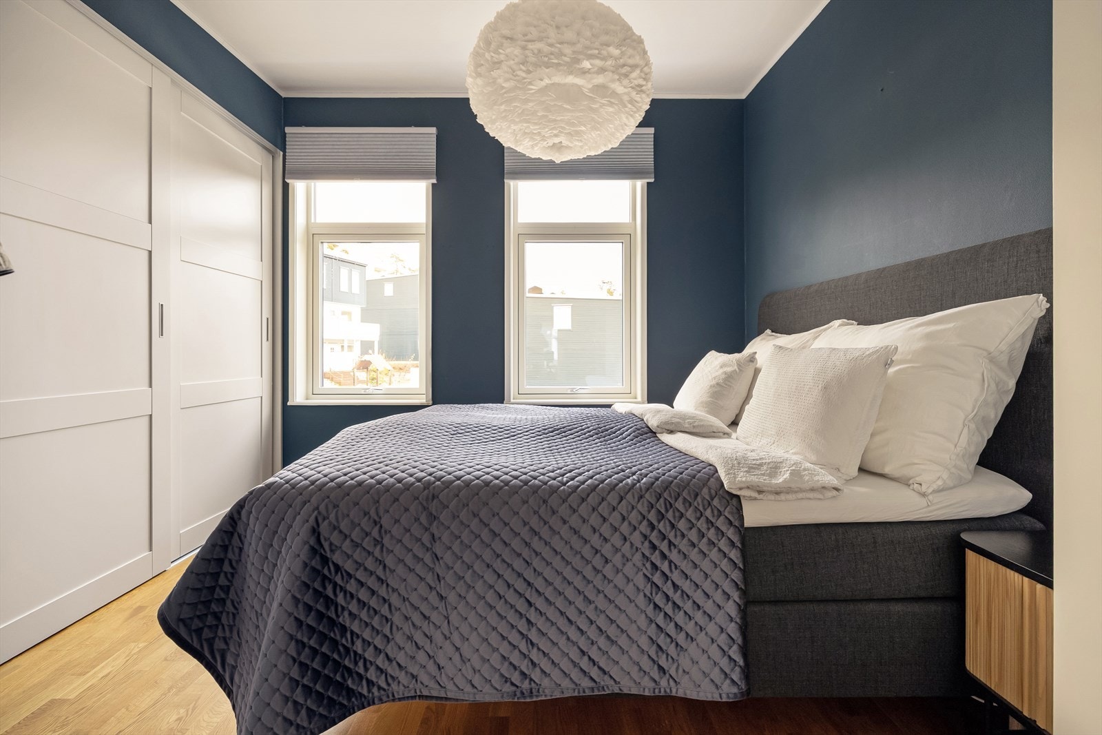 Rommet har rikelig med naturlig lysinnslipp og oppbevaringsplass i garderobeskap. Galleribilde