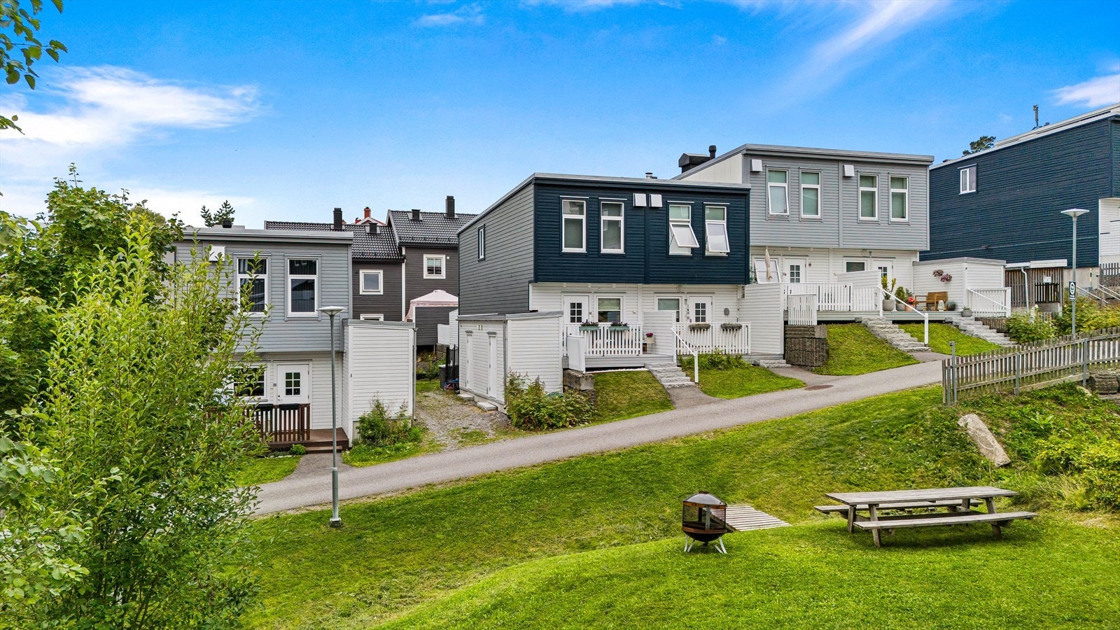 Meget barnevennlig område med kort og trygg vei til barnehager og skoler. Galleribilde