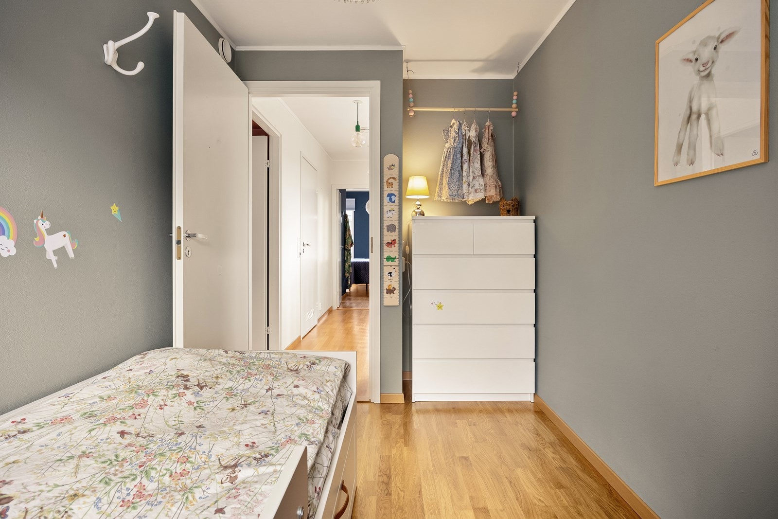 Soverom II | Lyst og innbydende rom med plass til seng, skrivepult og garderobeløsning. Galleribilde