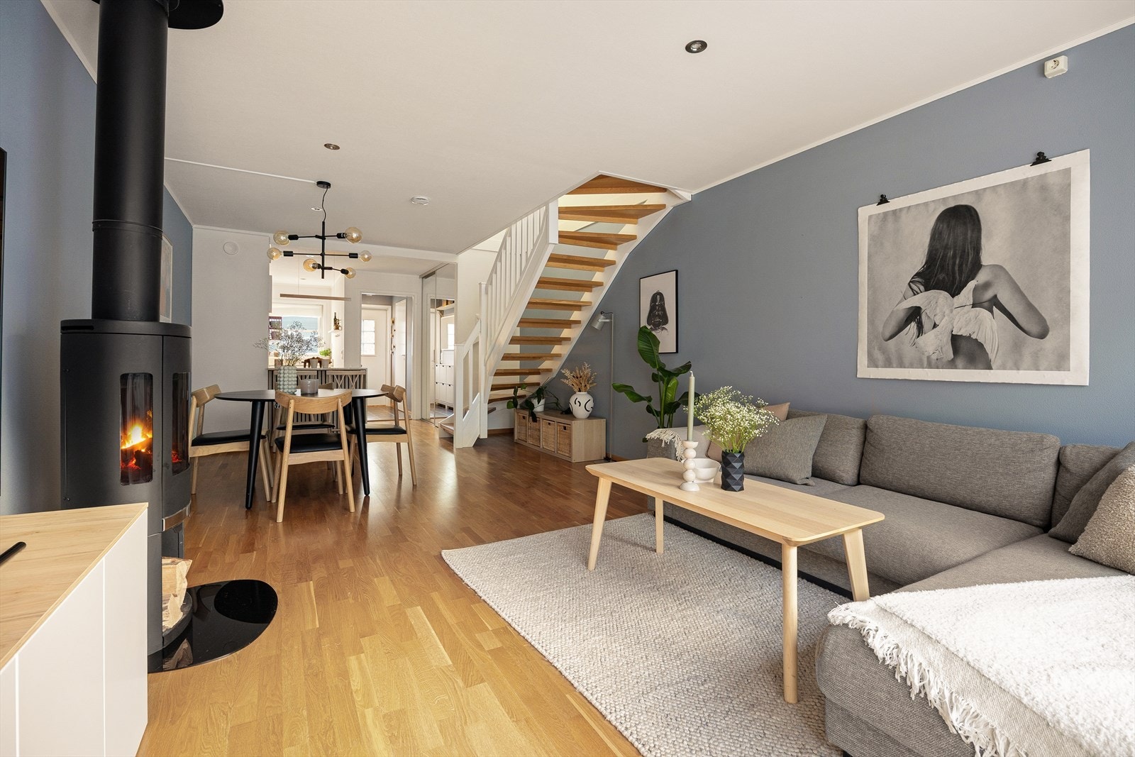 Et delikat og sjarmerende rekkehus over to plan med familievennlig planløsning. Galleribilde