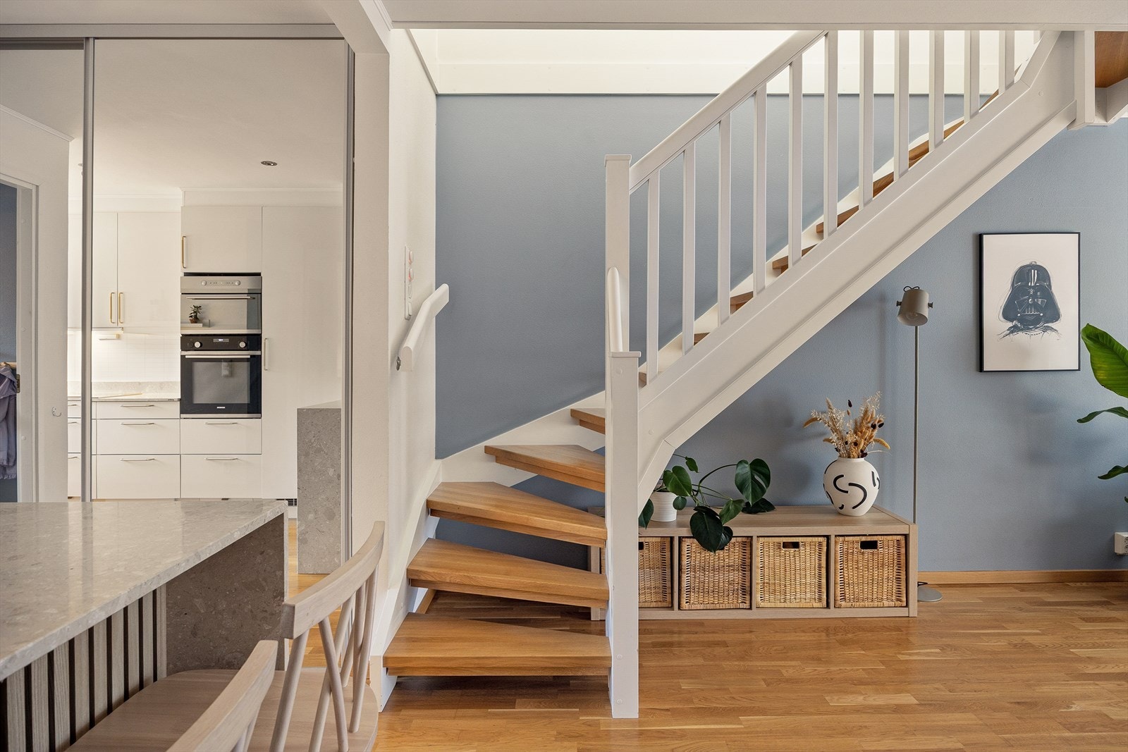 Praktisk skyvedørsgarderobe ved kjøkken og entrè med god plass til oppbevaring. Galleribilde