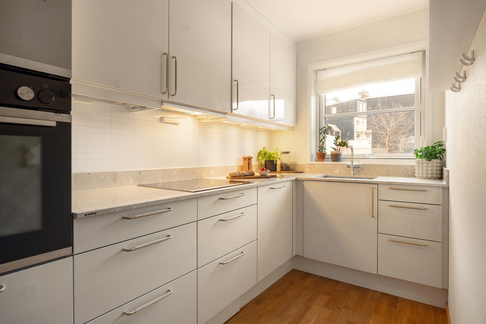 Tidløst HTH kjøkken med mye skap- og benkeplass. Galleribilde