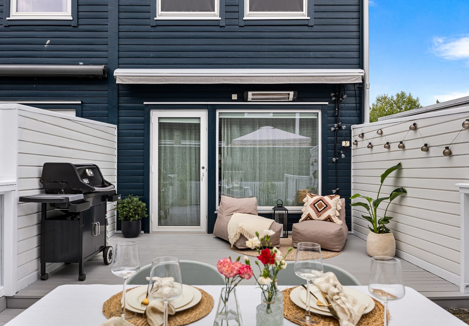 Sjarmerende uteplass med plass til grill, utemøbler m.m. Galleribilde