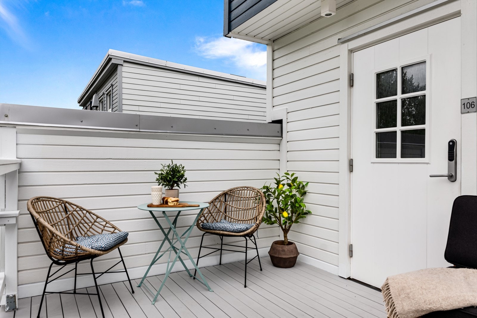 Hyggelig inngangsparti med platting på ca. 10 m² og trapp. Det er også egen utvendig bod vegg i vegg med boligen. Galleribilde