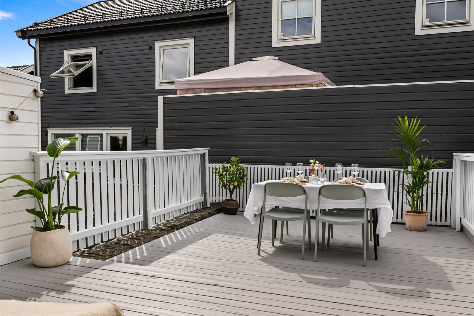 Boligen har en god intern beliggenhet i et hyggelig nabolag i rolige og barnevennlige omgivelser. Galleribilde