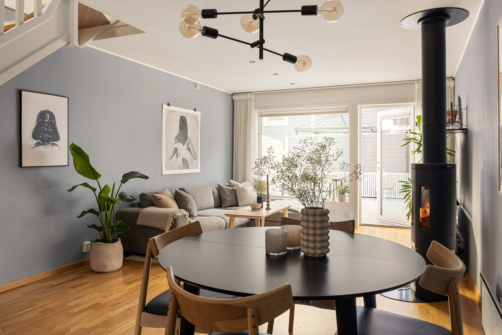 Gjennomgående planløsning og store vindusflater gir gode lys- og solforhold. Galleribilde