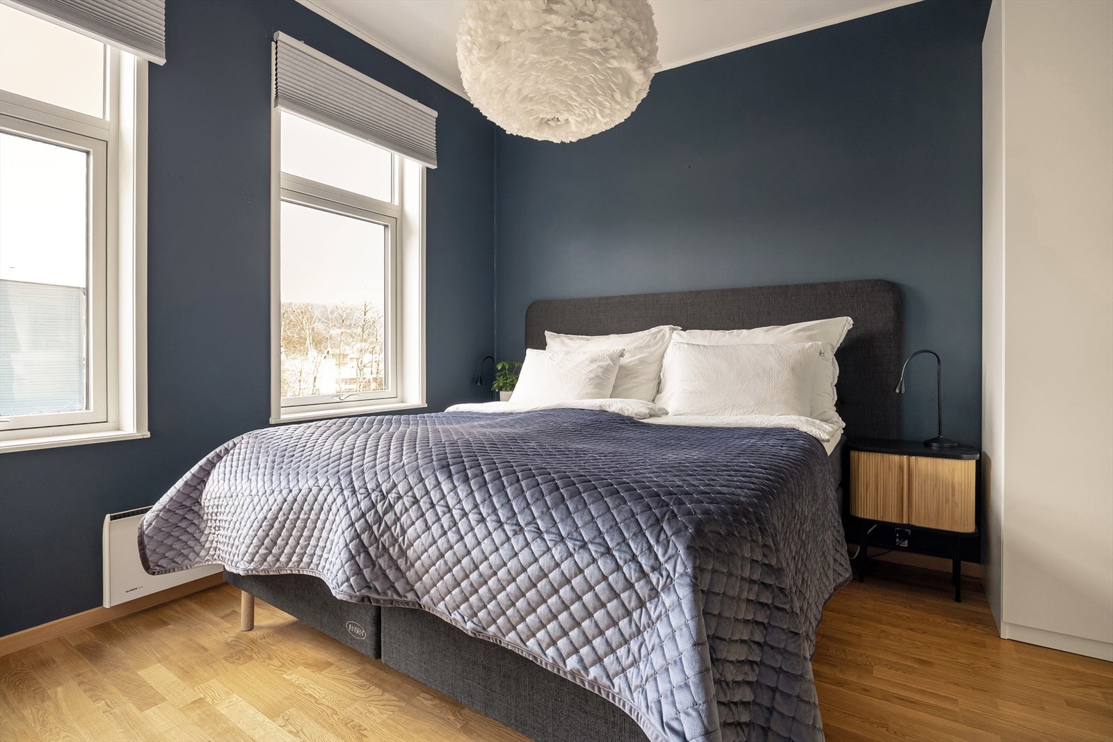 Hovedsoverommet | Romslig soverom med plass til stor dobbeltseng og tilhørende nattbord. Galleribilde