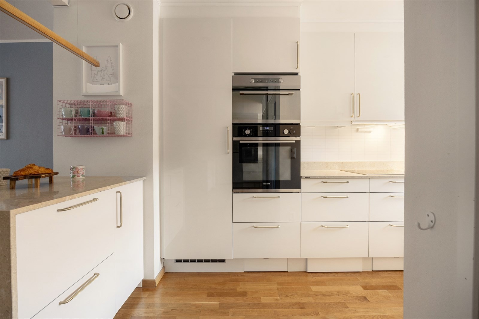 Kjøkkenet byr på integrerte hvitevarer som induksjonsplatetopp, stekeovn, oppvaskmaskin, mikrobølgeovn, samt kjøleskap (i full høyde). Galleribilde